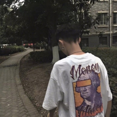 qq好看的男生头像伤感