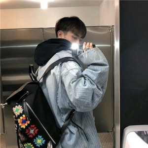 qq头像帅哥拿手机