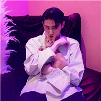 头像男抱宠物高清