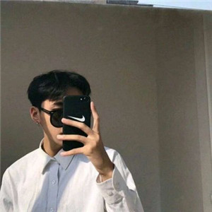 拿手机的男生头像帅气冷酷霸气超拽