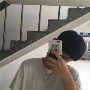 拿手机的男生头像帅气冷酷霸气超拽