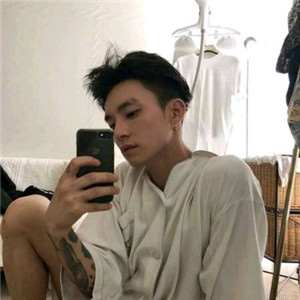 拿手机的男生头像帅气冷酷霸气超拽