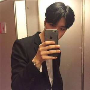 拿手机的男生头像帅气冷酷霸气超拽