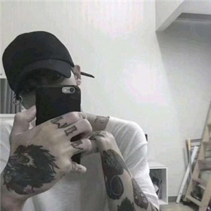 拿手机的男生头像帅气冷酷霸气超拽