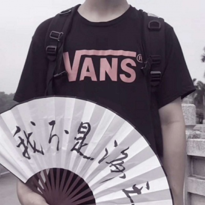 拿扇子的男生社会头像