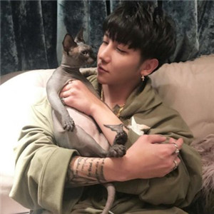 抱宠物的男生头像