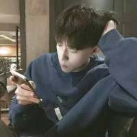 手持手机帅气男生头像