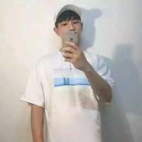 手持手机帅气男生头像