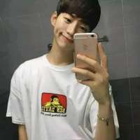 手持手机帅气男生头像
