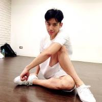造型简单低调的微信男生头像