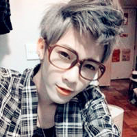 戴眼镜穿格子衬衫的男生头像