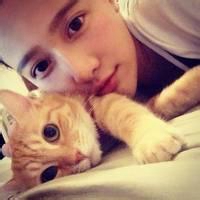 男生抱着猫的头像