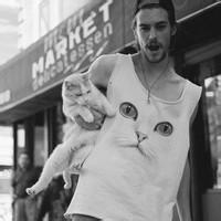 男生抱着猫的头像