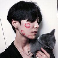 男生抱着猫的头像