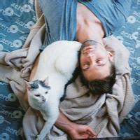 男生抱着猫的头像