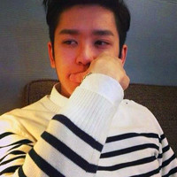看样子很拽浓眉黑黑的长长男生头像