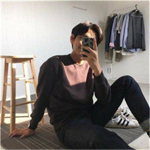 拿手机耍酷的男生头像
