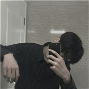 拿手机耍酷的男生头像