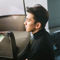 忧郁系最新的男生侧脸头像