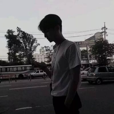 黑白头像男生伤感堕落背影