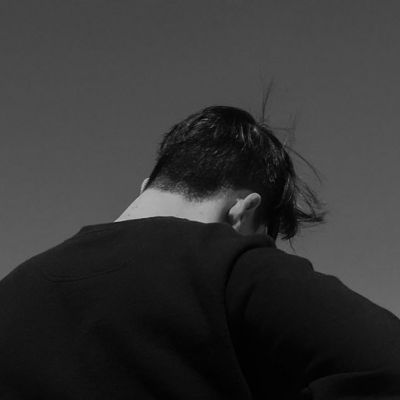 黑白头像男生伤感堕落背影