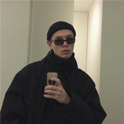 自恋男生拿手机自拍头像