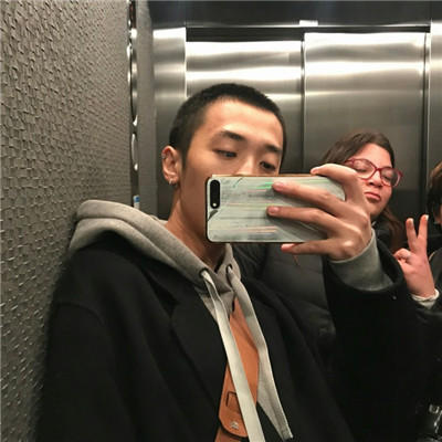 自恋男生拿手机自拍头像