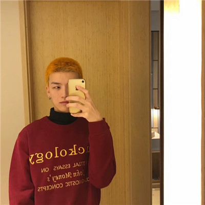 自恋男生拿手机自拍头像