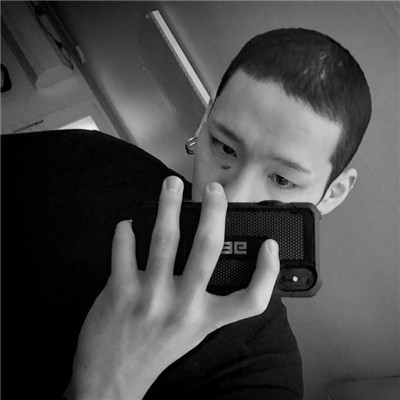 自恋男生拿手机自拍头像