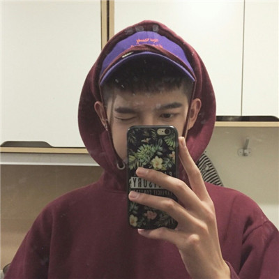 自恋男生拿手机自拍头像