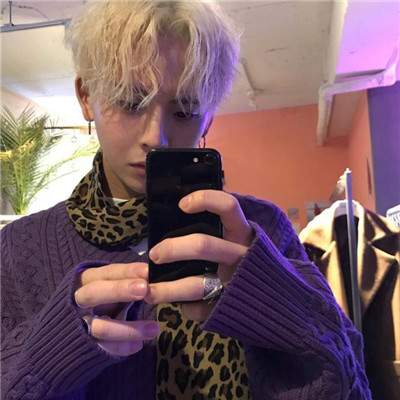 自恋男生拿手机自拍头像