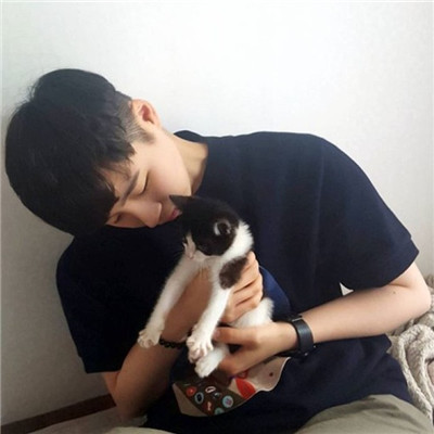 男生抱猫头像高清图片