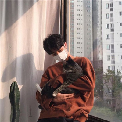 男生抱猫头像高清图片
