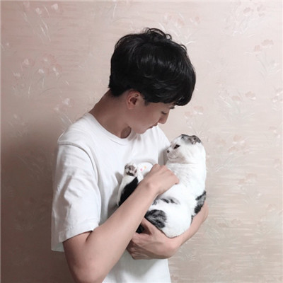 男生抱猫头像高清图片