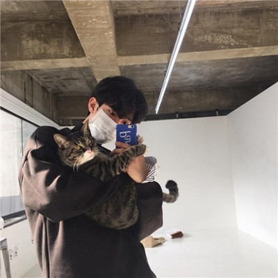 男生抱猫头像高清图片