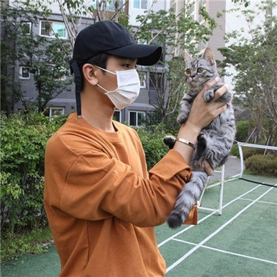 男生抱猫头像高清图片