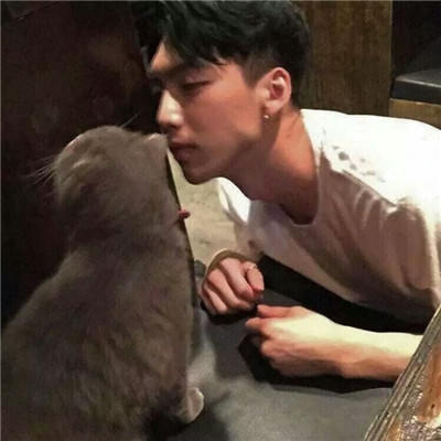 男生抱猫头像高清图片