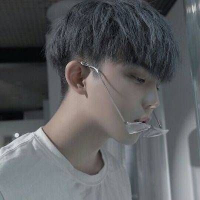 超级帅带点颓废的男生yy头像