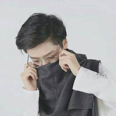超人气个性男生微博头像戴眼镜