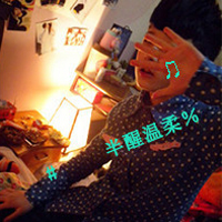 低着头伤心的表情伤感带字男生头像最新版的