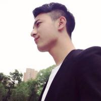 略显忧郁随性感的帅哥头像图片