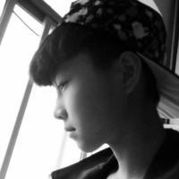 略显忧郁随性感的帅哥头像图片