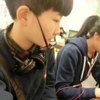 略显忧郁随性感的帅哥头像图片