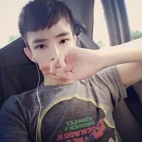 略显忧郁随性感的帅哥头像图片