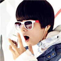 表情夸张的男生戴眼镜头像