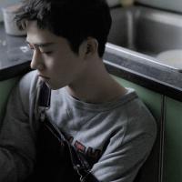 安静的短发男生头像图片