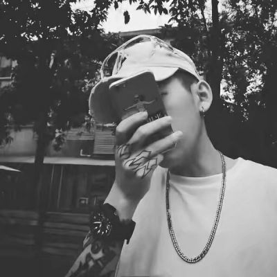扣扣男生黑白头像伤感十足