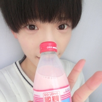 感觉有点小孩子样子的90后卖萌头像男生