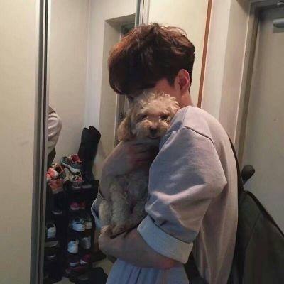 帅气男生怀抱小动物头像率真有爱