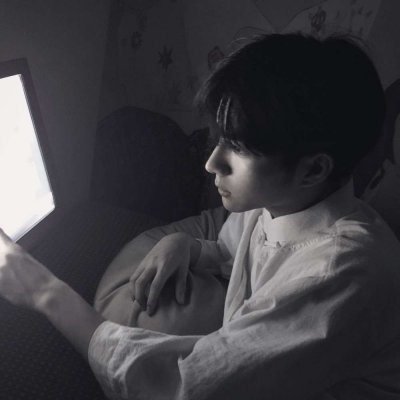 最新男生微博头像黑白冷酷2019